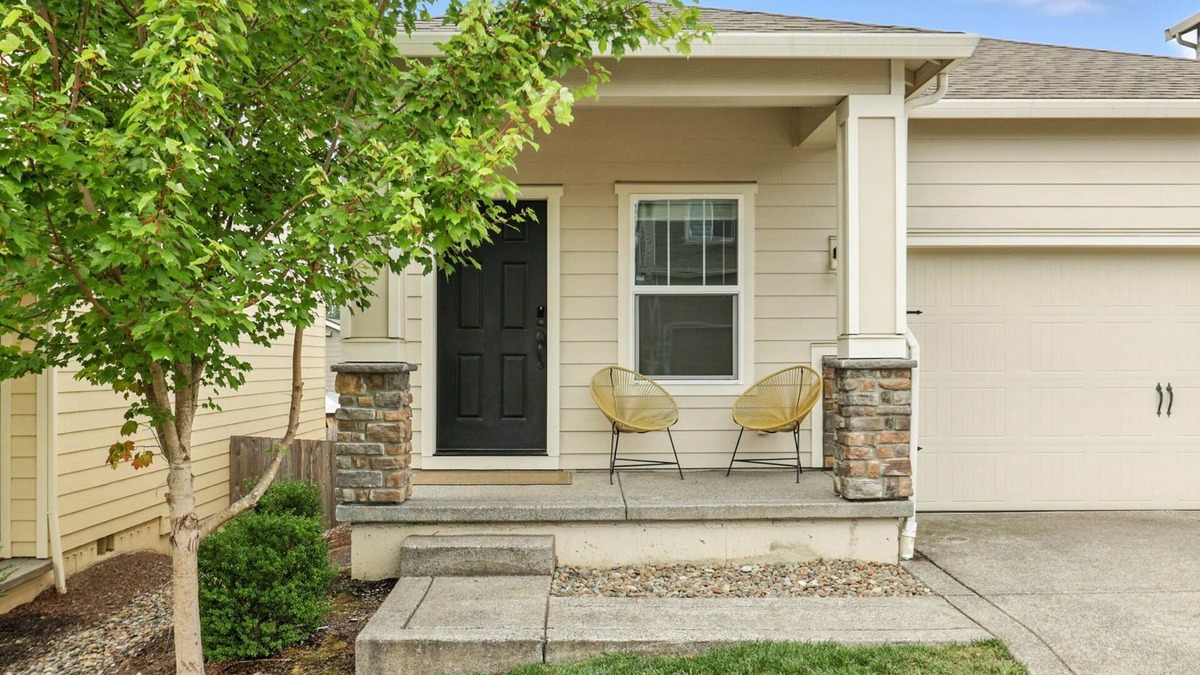 La Center House | NEW Modern & Comfortable LaCenter home close to Dining & Shopping