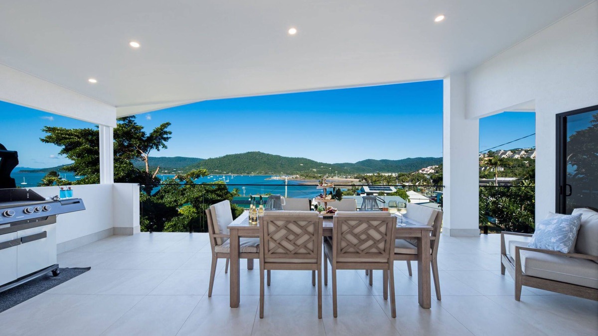 Airlie Beach House | New Modern Contemporary Holiday Home in the heart of Airlie Beach