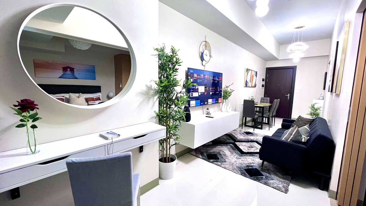 Bonifacio Global City Condo | New & Modern Cozy 1BR w/Balcony in Uptown BGC