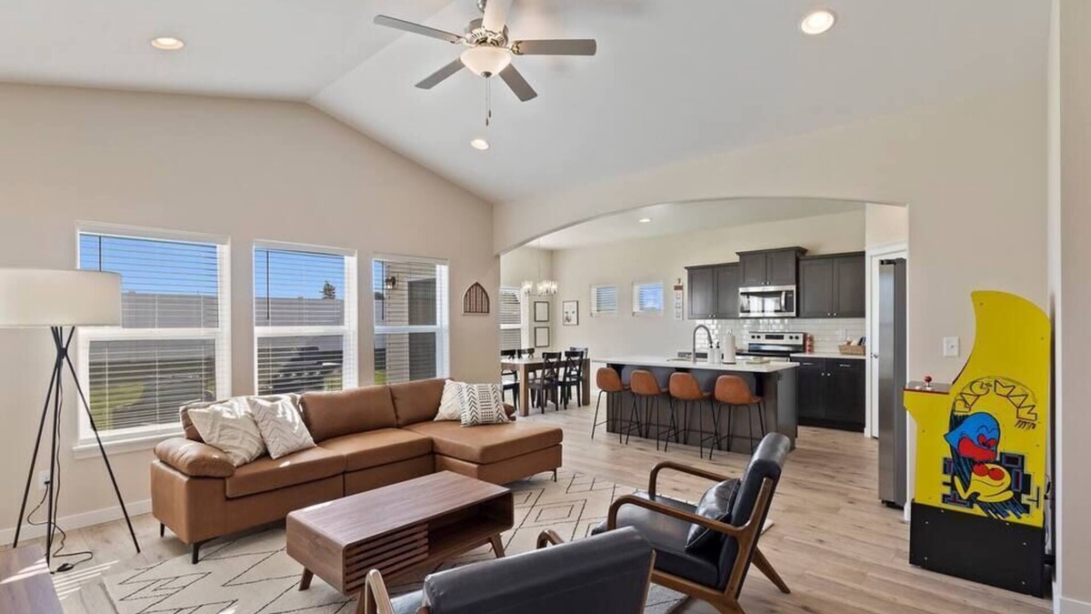 Twin Falls House | NEW Modern Craftsman 4 beds/3bdrm by Hospital/Park