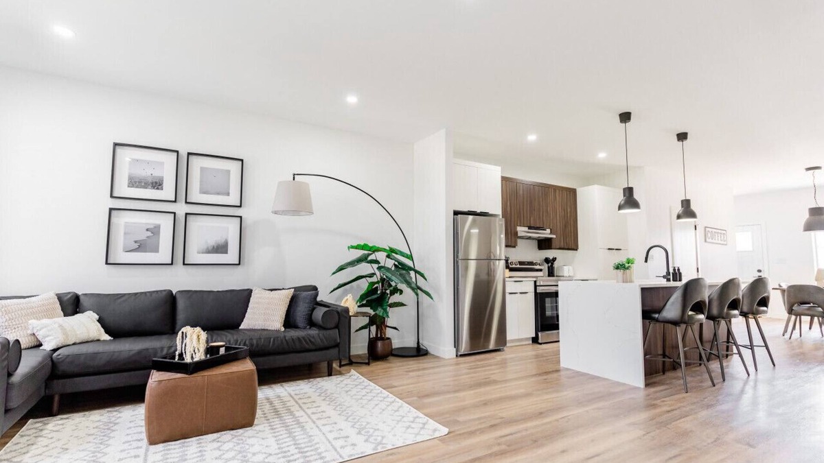 Winnipeg House | *New & Modern Home | Free Parking | 5 mins Downtown*