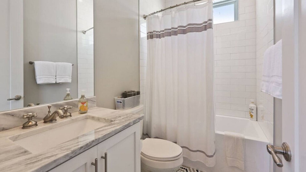 Faubourg Lafayette House | New Modern Home | Walk to Streetcar | Sleeps 10!