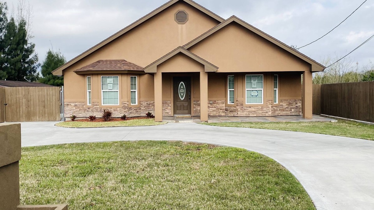 Brownsville House | New Modern House near Hospital , shopping centers with backyard and Resaca view.