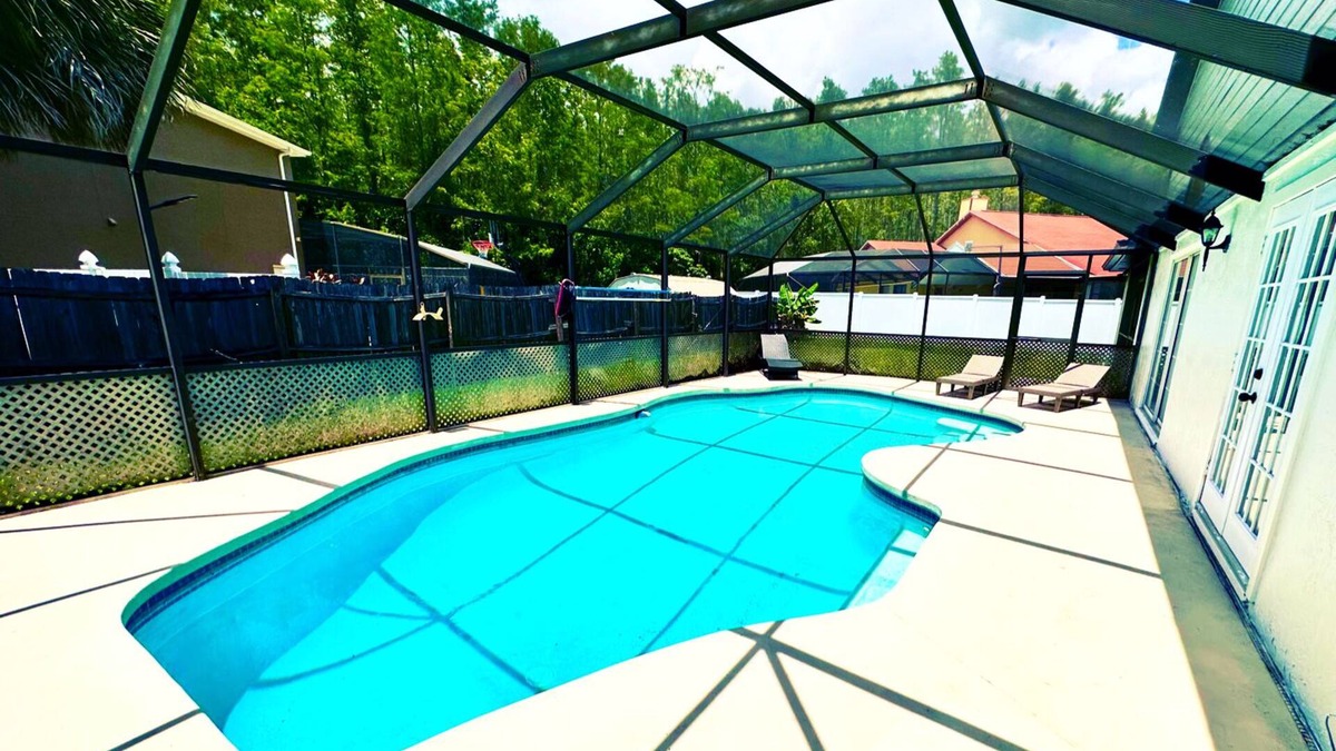 Buena Ventura Lakes House | New Modern Oasis with private pool near MCO Airport, Disney and Amusement Parks!