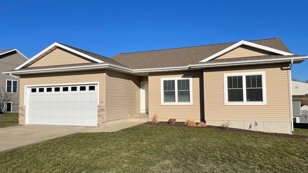 Cedar Falls House | New modern style large family home.n5 bed 3 bath with plenty of living space.