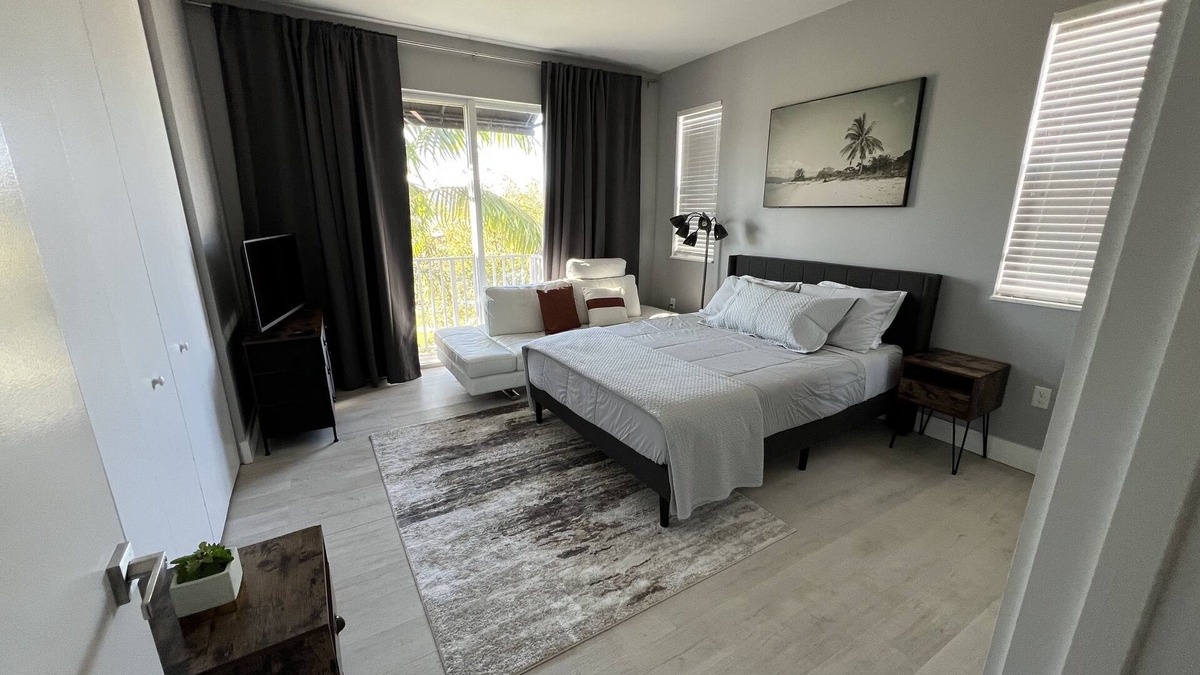 Oakland Park House | New Modern Townhome! 8 min to DT Las Olas & Beach!