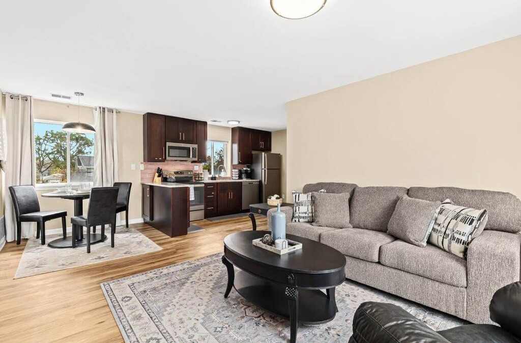 Roseville Apartment | New! Modern Upper Flat near Downtown Roseville