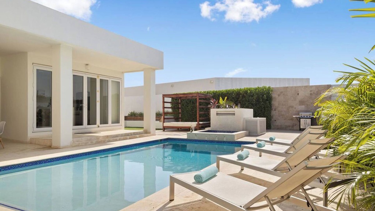 Esmeralda Villa | NEW Modern Villa ~ Jacuzzi ~Pvt Pool ~ Close2Beach