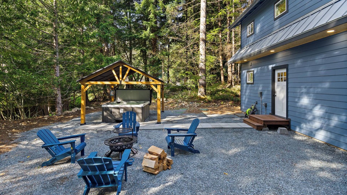 Paradise Estates Cabin | New Mt. Rainier Cabin-Hot Tub-WiFi-Fireplace