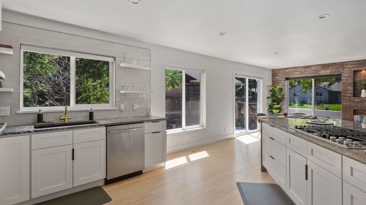 Southeast House | New | Near DU | Renovated Home | KING Bed|Fire Pit
