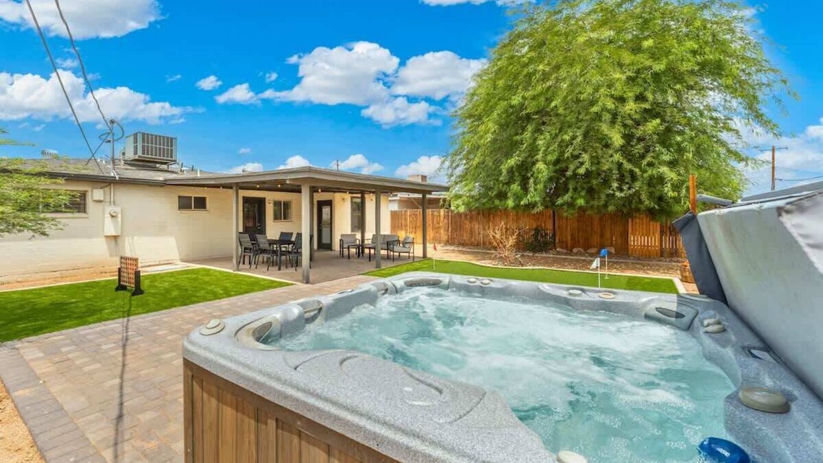 North Mountain House | *NEW* Oasis Retreat! Hot Tub Mini Golf Volleyball!