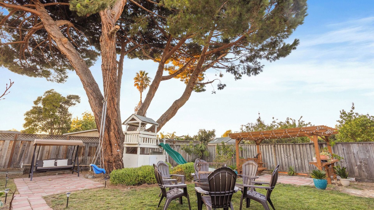 Newark House | New! Oasis w/Amazing Backyard, Firepit, BBQ & Games, close to techs