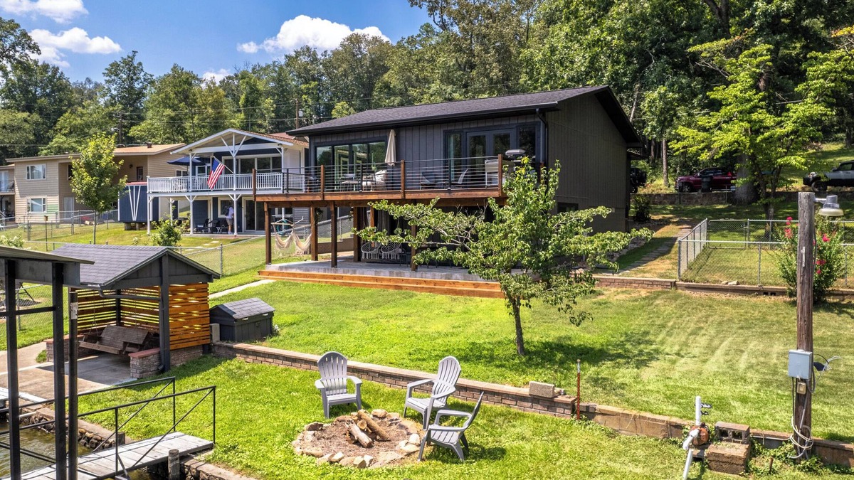 Piney House | NEW Obsidian Oasis - Lakefront Luxury - kayaks, paddle boards … fun in the sun!