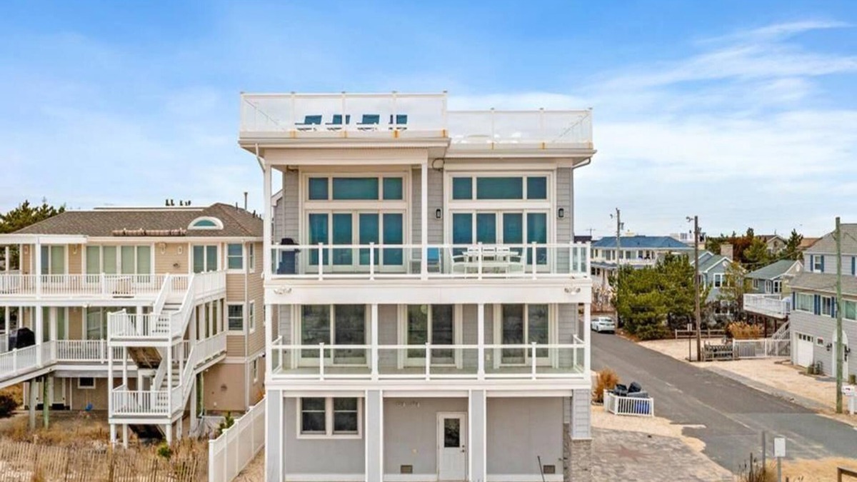 North Beach Haven House | New Oceanfront in Peahala Park . Sleeps 11 .