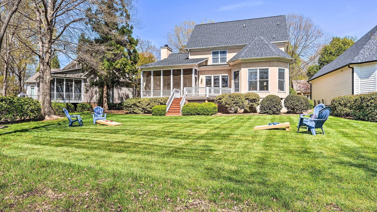 New London House | NEW! Old North State - Badin Lake Retreat w/ Deck!