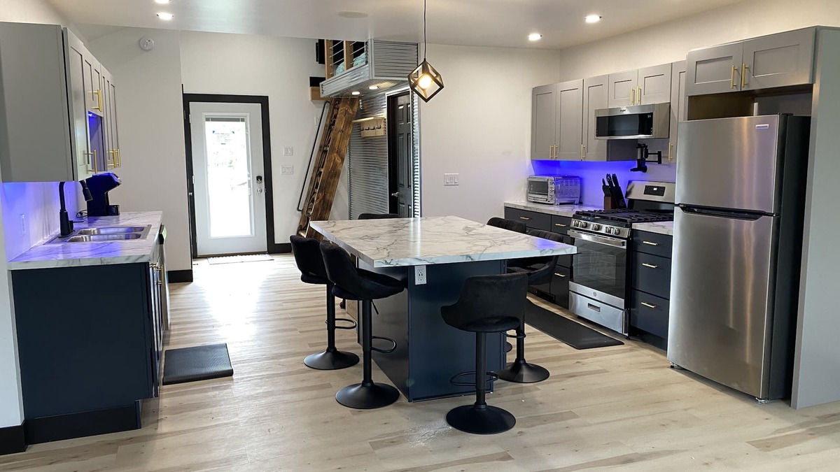 Riverside House | New Open Concept Modern Getaway Near Beaches