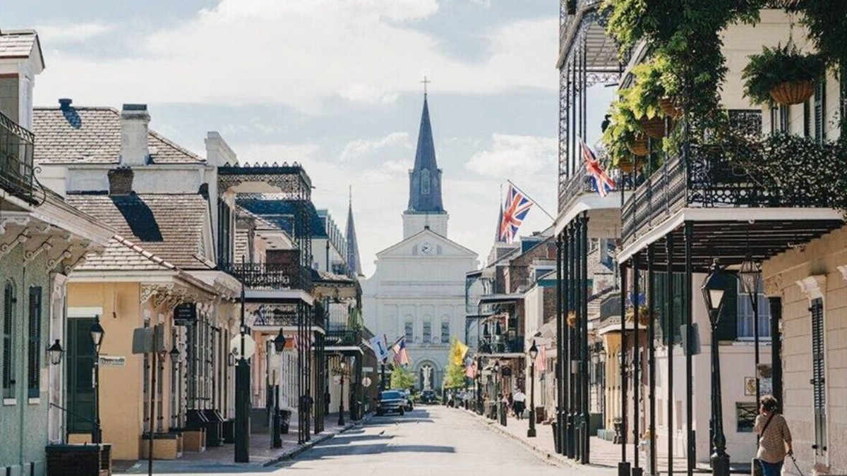 Central Business District Apartment | New Orleans QRTR Stays, 1B/1B with BALCONY, Garage PRG Available! Take a Look.