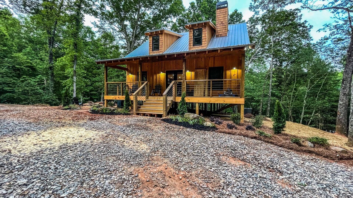 Demorest Cabin | NEW - Peaceful Bear CABIN - 3BR/2BTH - Hot Tub - Quiet