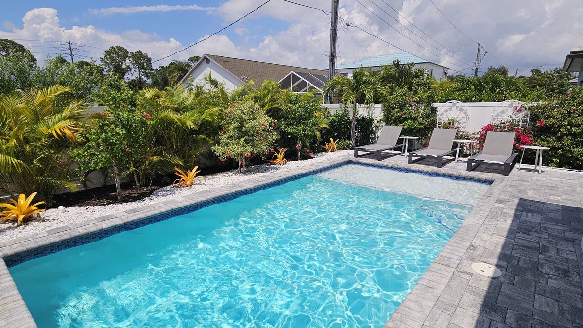 North Naples House | NEW PINBALL/GAMEROOM! Finest Designer Home, Heated Pool, Beach Close, FREE Bikes