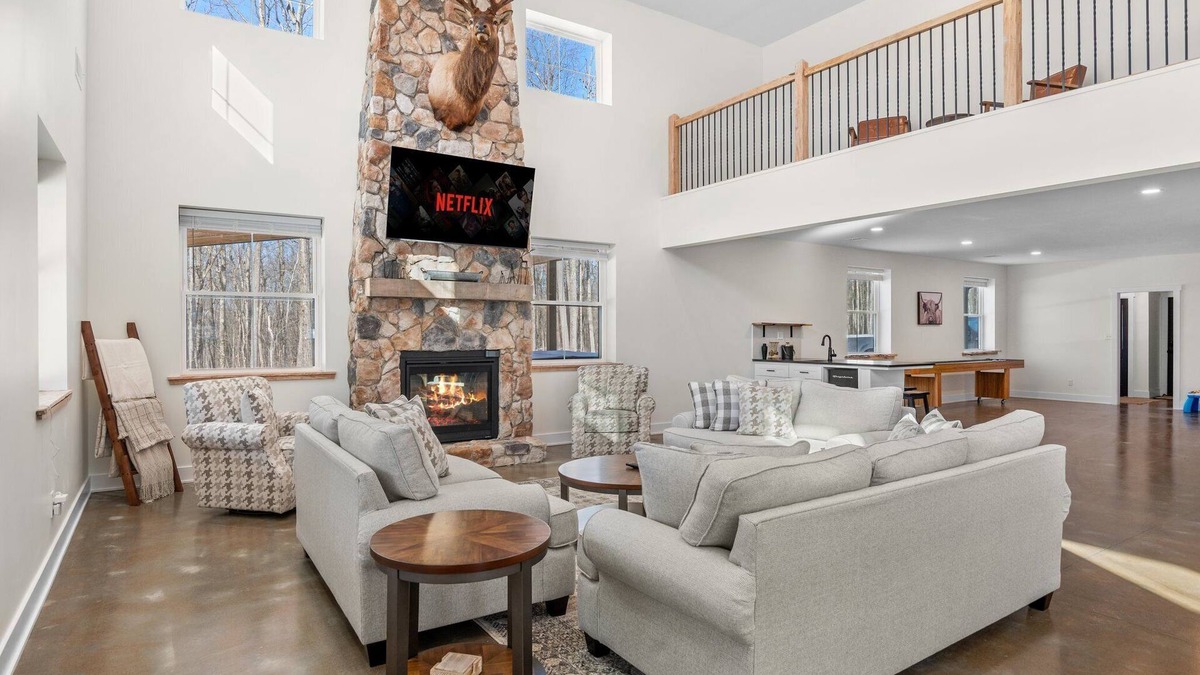 White Haven House | New Pocono Barndominium sleeps 20ppl on 40 acres with a Hot Tub & Fire Pit!