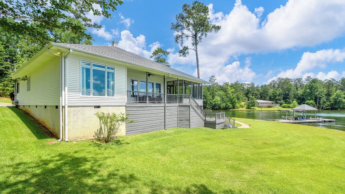 Dadeville House | New! Point Of View at Lake Martin w/400+ ft of waterfront and sleeps 10!