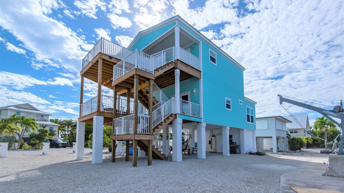 Breezeswept Beach Estates House | New Pool & built in Jacuzzi, Ocean views, 2 large decks, Quick Access to Water.