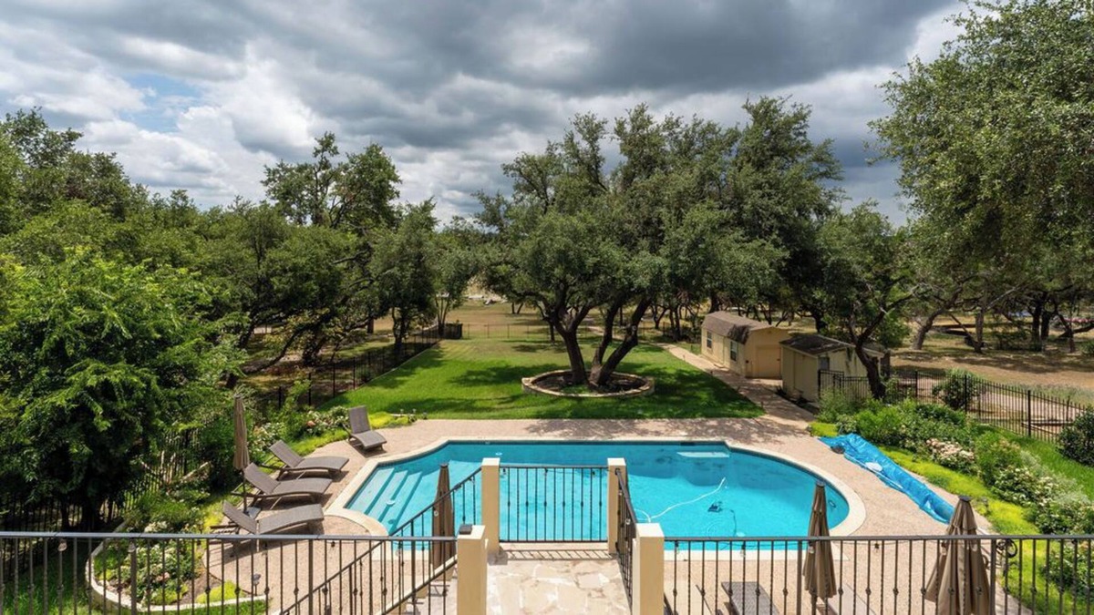 Hudson Bend House | *NEW* - Pool | Sleeps 16 - WalkerVR Walking on Sunshine!