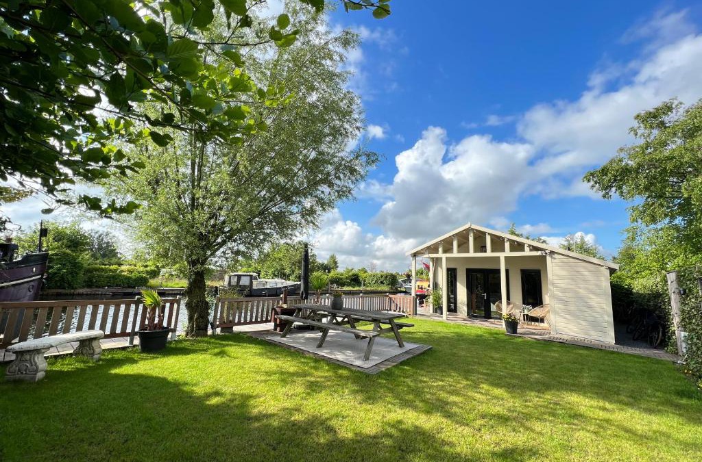 Baambrugse Zuwe House | NEW - Private Cabin - on a lake near Amsterdam
