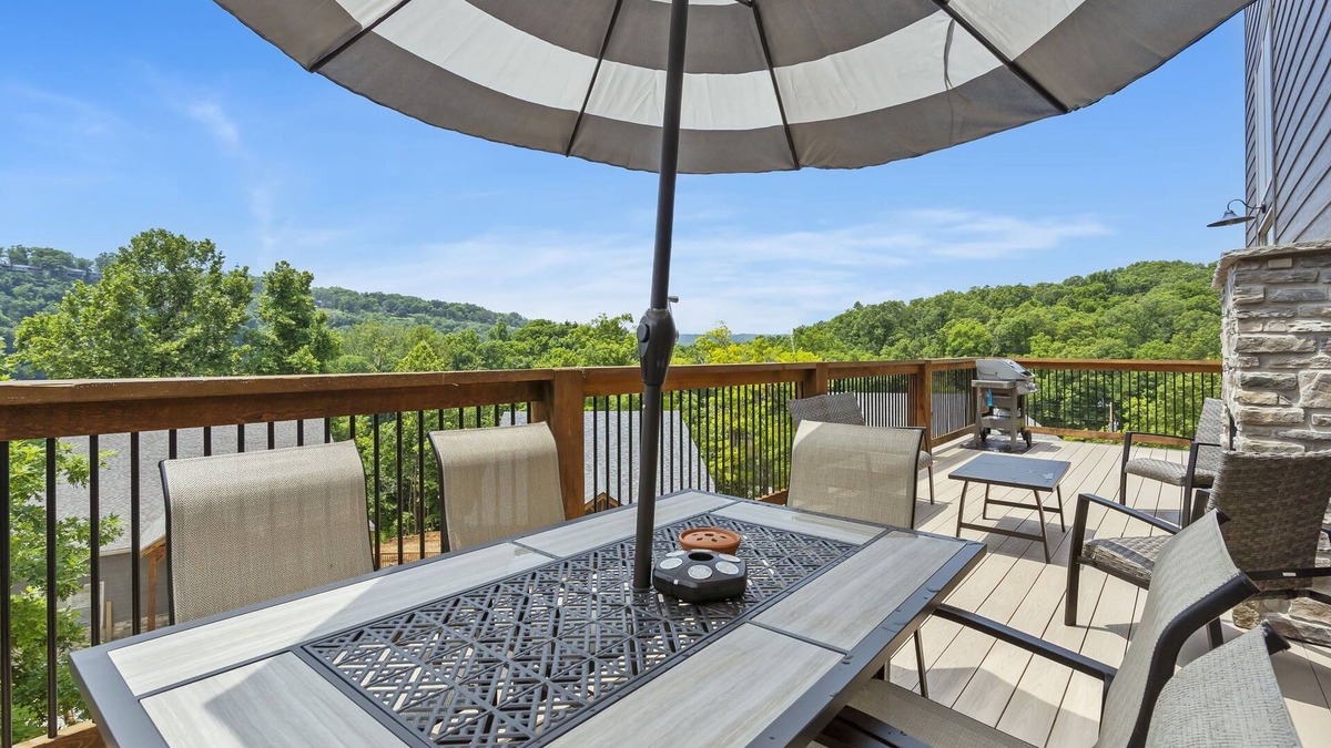 Branson Cabin | NEW PRIVATE HOT TUB! Pop's Fishing Cabin Lake Views & DISCOUNTS