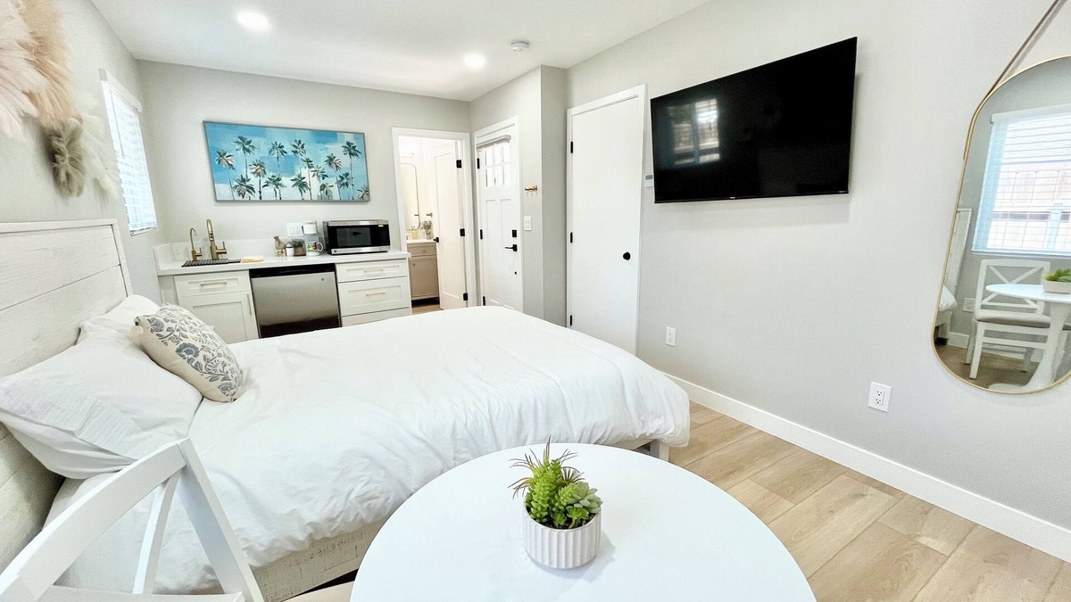 South Redlands Apartment | NEW Private Studio & Bath in Guesthouse - w/Kitchenette, WiFi and AC