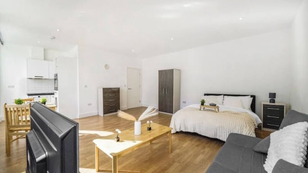 Borehamwood Apartment | NEW Private Studio with parking