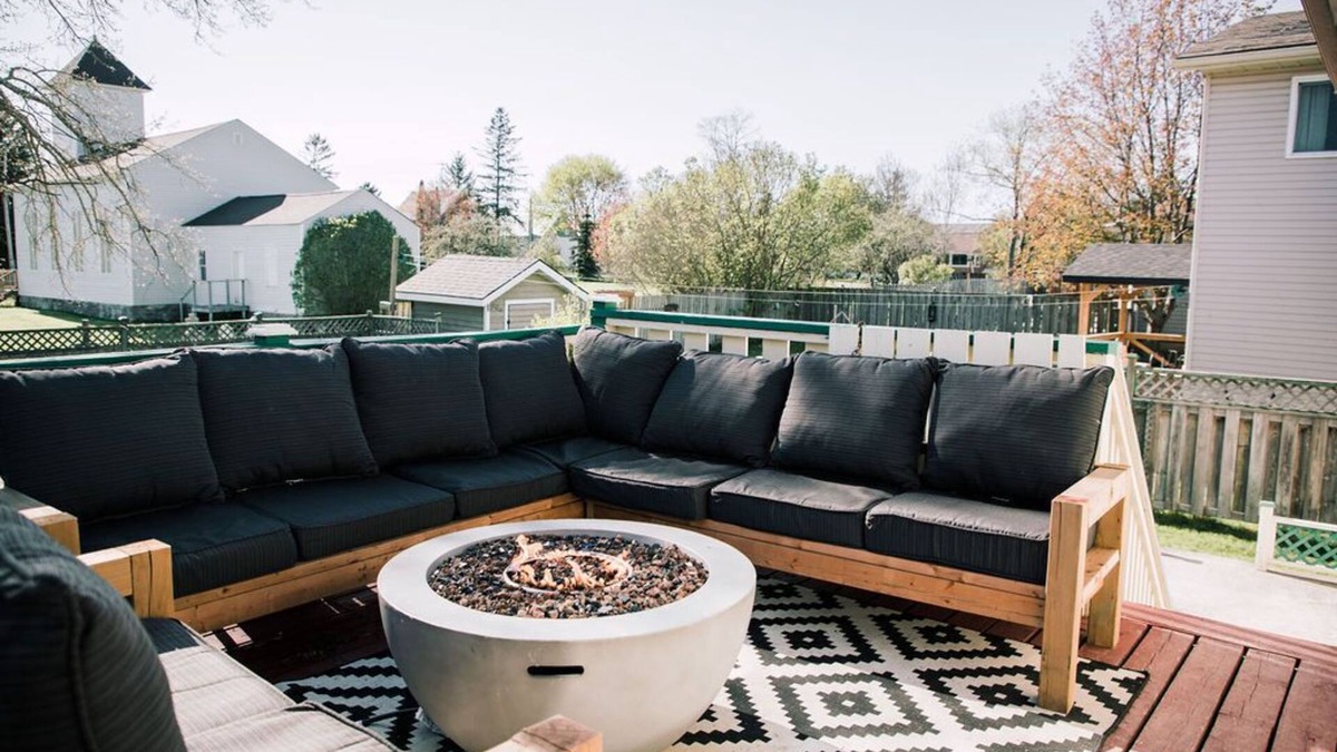 Wellington Apartment | NEW Professionally Designed 3 Bed Wellington Suite w. Backyard and Hot Tub