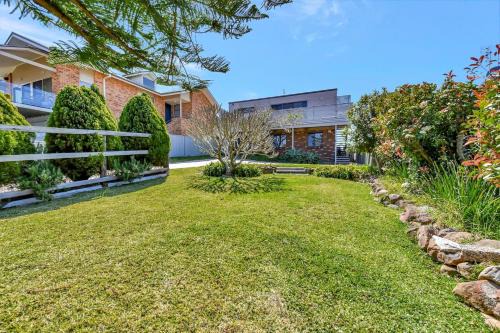 Sunshine House | New Property Seabreeze Bungalow - Lakeview Sunset Delight at Sunshine on Lake Macquarie