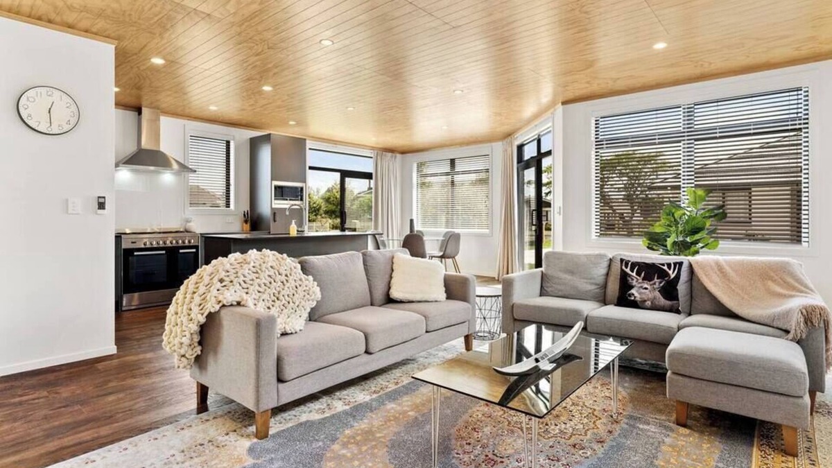 Te Aroha House | New, purpose built, executive holiday home, centre of town.