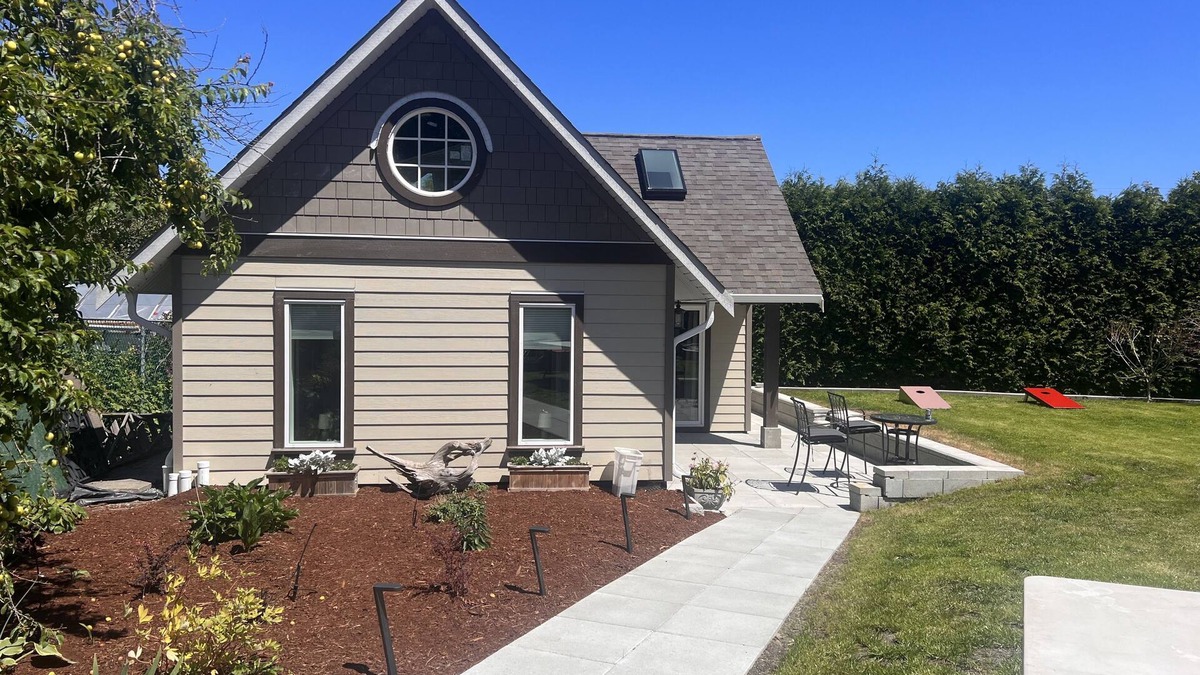 Colwood House | New, Quiet, and Bright private detached house with AC.