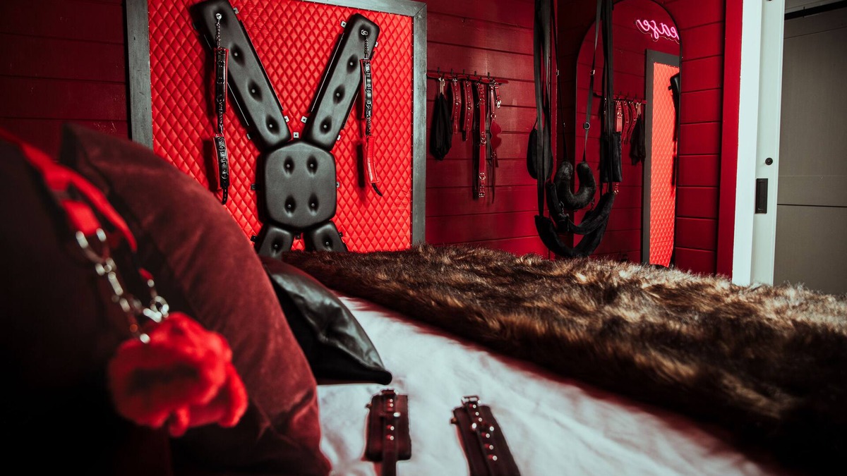 Pickens Cabin | NEW! RedRoom ~ Strip Lounge, Hot-Tub Love Retreat