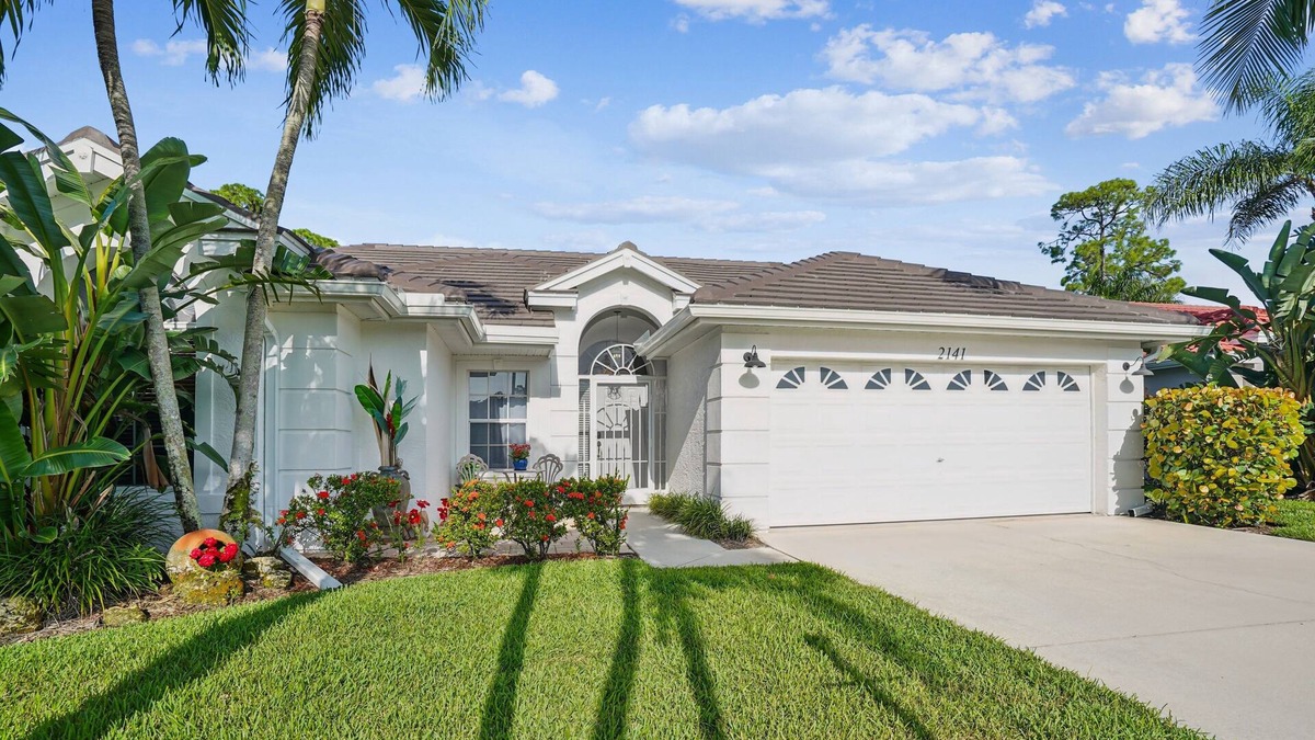 Crown Pointe House | NEW! Relaxed Tropical Retreat 5 miles to Beach