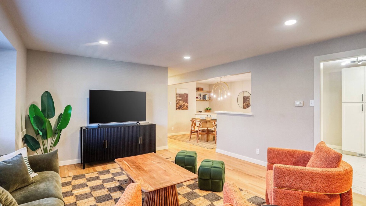 Welby House | New Remodel! +5 bedroom+Game Room+Sauna+Theater