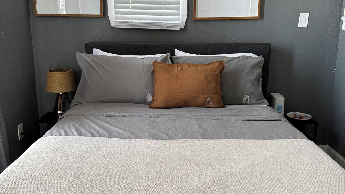 Near East Side Bed & Breakfast | NEW REMODEL! Historic modern Industrial With a Splash of History B&B