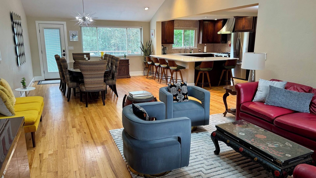 Morse Park House | NEW REMODEL. Luxury Creekside Open Plan Bungalow. Near Red Rocks/Downtown.