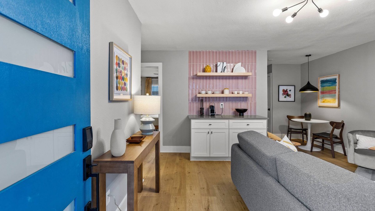 Washington Ave./ Memorial Park House | NEW Remodeled Heights Luxury/High End/King Bed/Walk to Trail/Sleeps 4