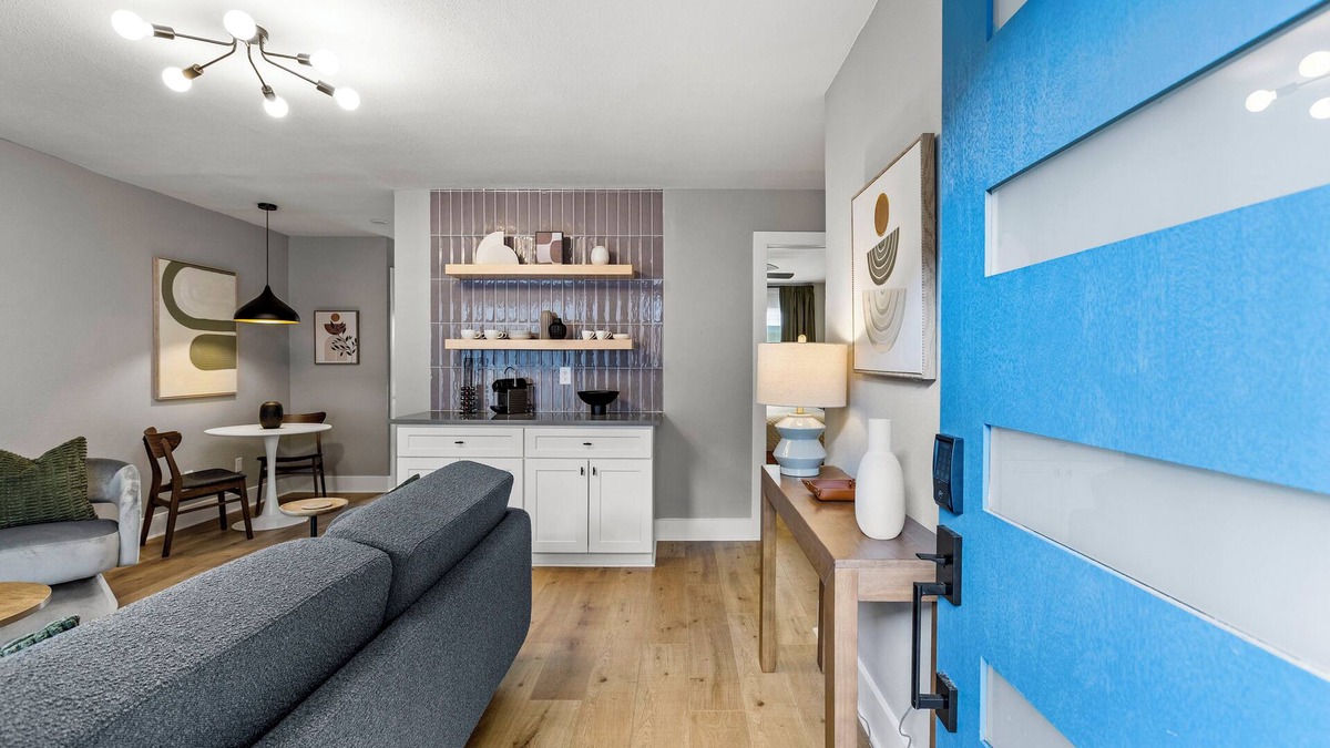 Washington Ave./ Memorial Park House | NEW Remodeled Heights Luxury/High End/King Bed/Walk to Trail/Sleeps 4