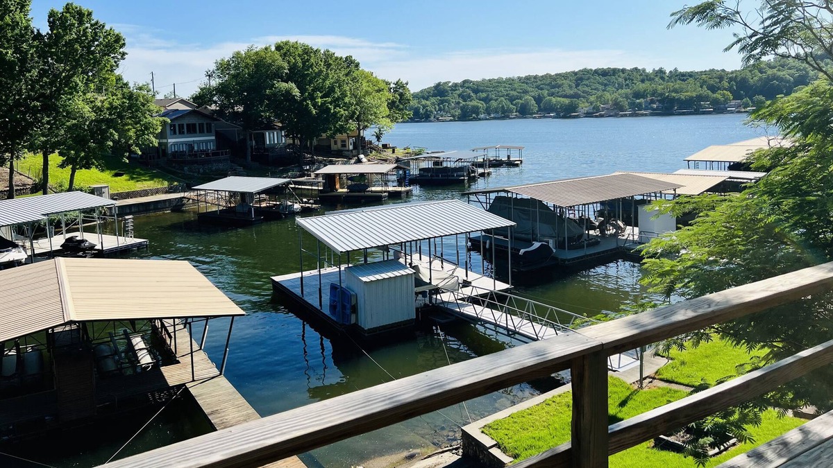 Barnett Condo | NEW! Remodeled Lakefront Property w/private dock—7MM Gravois Arm