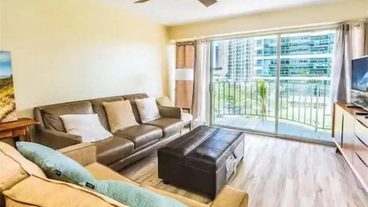 McCully - Moiliili Apartment | NEW RENO 2 apts fit 12! 2 car parking, pool & more