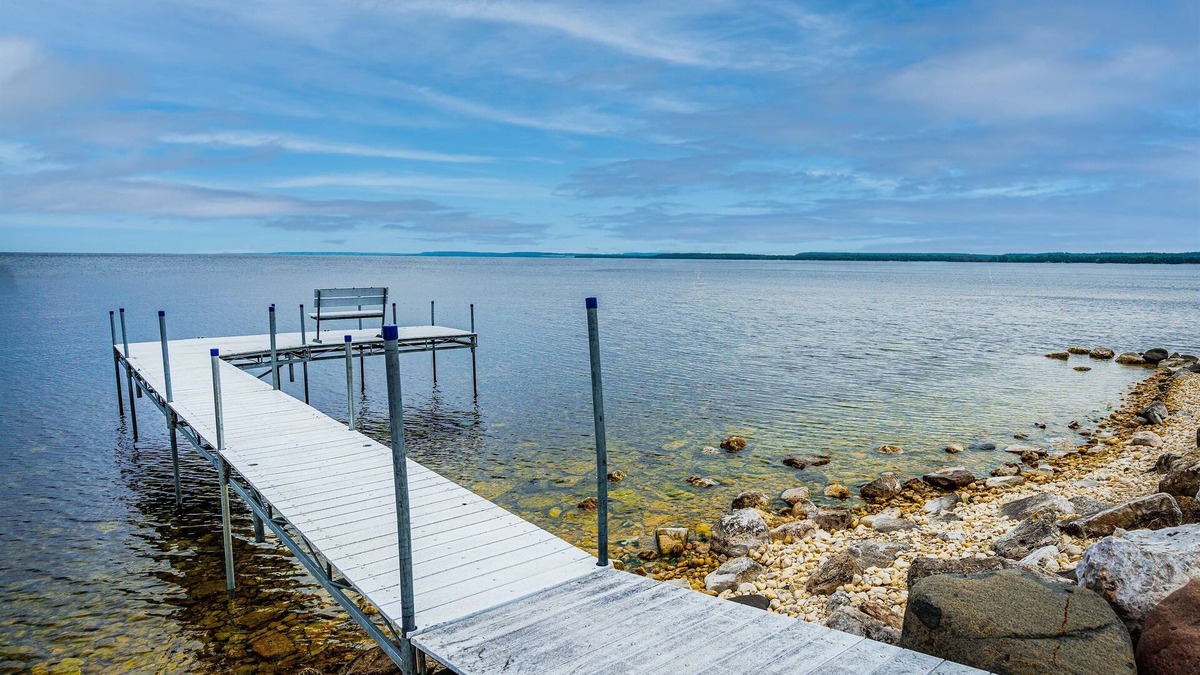 Sturgeon Bay Cabin | NEW RENOVATION | Lakefront | Dock | HotTub | Fish!
