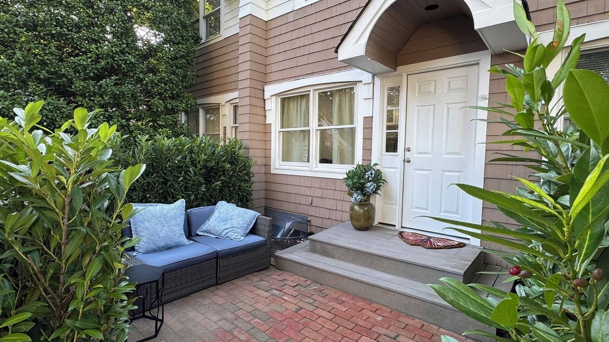 Hampton Bays House | New Rental! Prime location in Hampton Bays, 1 Bed/1 Bath Townhome