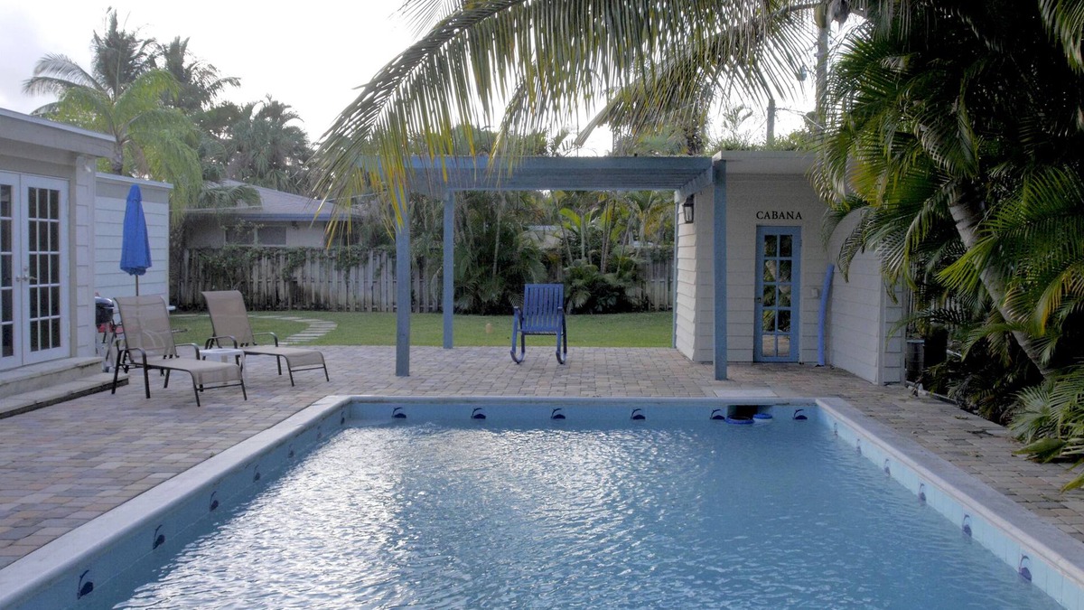 Lantana House | NEW ! Restored mid-century 'Old Florida' beach-house w/pool, wi/fi