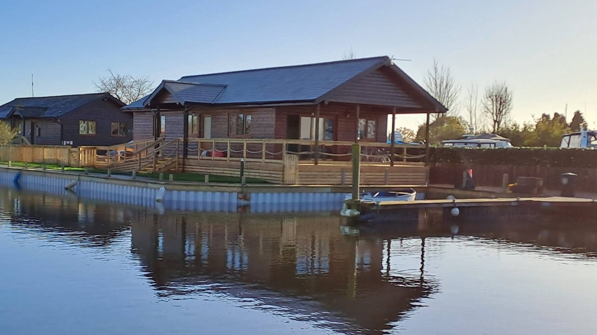Brundall Apartment | New! River Bay - set on the waters edge - sleeps 4