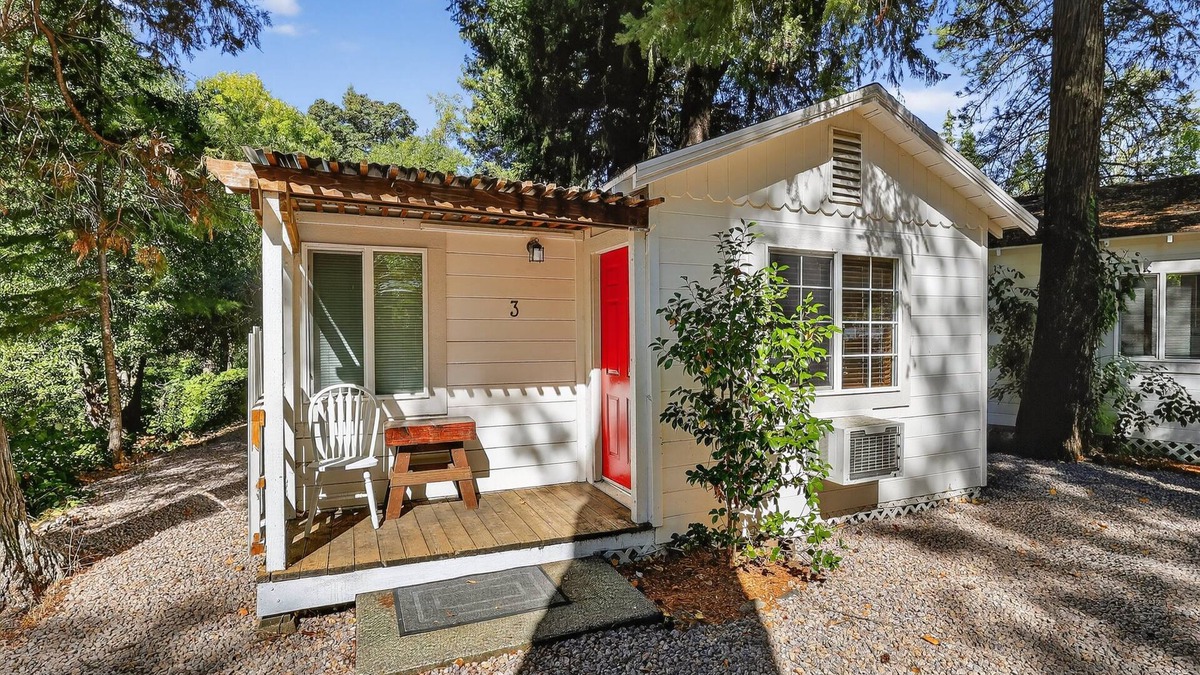 Cobb Apartment | NEW! Rouge Cobb Mountain Hotel - Cabin 3
