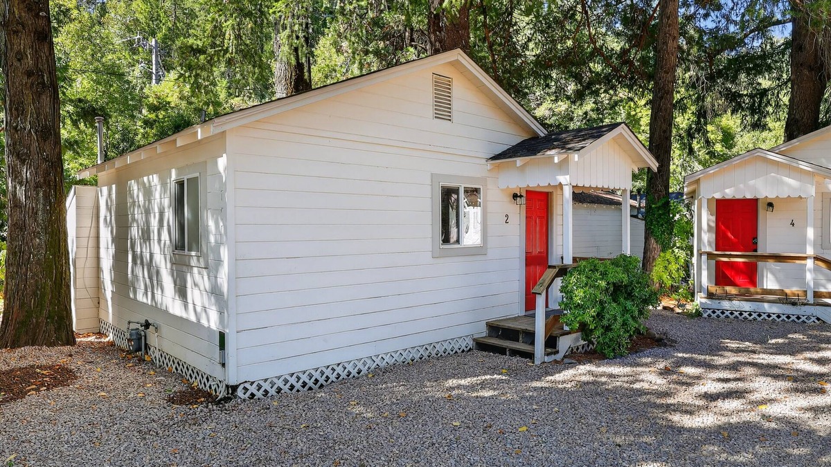 Cobb Apartment | NEW! Rouge Cobb Mountain Hotel - Cabin 2